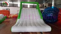 0.9 মিমি পিভিসি Tarpaulin সিই কাস্টম inflatable জল খেলনা ভাড়া জন্য সবুজ / হোয়াইট স্লাইড