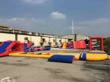 0.9 মিমি পিভিসি Tarpaulin বিশাল inflatable জল পার্ক লাল / নীল রঙের সঙ্গে 40 মি ব্যাসার্ধ