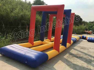 0.9 মিমি পিভিসি Tarpaulin বিশাল inflatable জল পার্ক লাল / নীল রঙের সঙ্গে 40 মি ব্যাসার্ধ