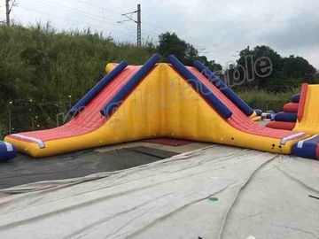 0.9 মিমি পিভিসি Tarpaulin বিশাল inflatable জল পার্ক লাল / নীল রঙের সঙ্গে 40 মি ব্যাসার্ধ
