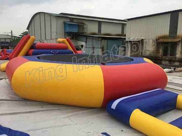0.9 মিমি পিভিসি Tarpaulin বিশাল inflatable জল পার্ক লাল / নীল রঙের সঙ্গে 40 মি ব্যাসার্ধ