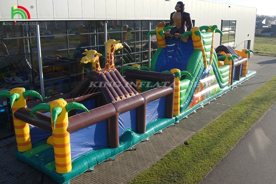 স্লাইড এবং বেড়া সঙ্গে বড় বহিরঙ্গন inflatable বাধা কোর্স ট্রাম্পোলিন এবং স্লাইড সঙ্গে ঝাঁপ স্পোর্টস খেলা